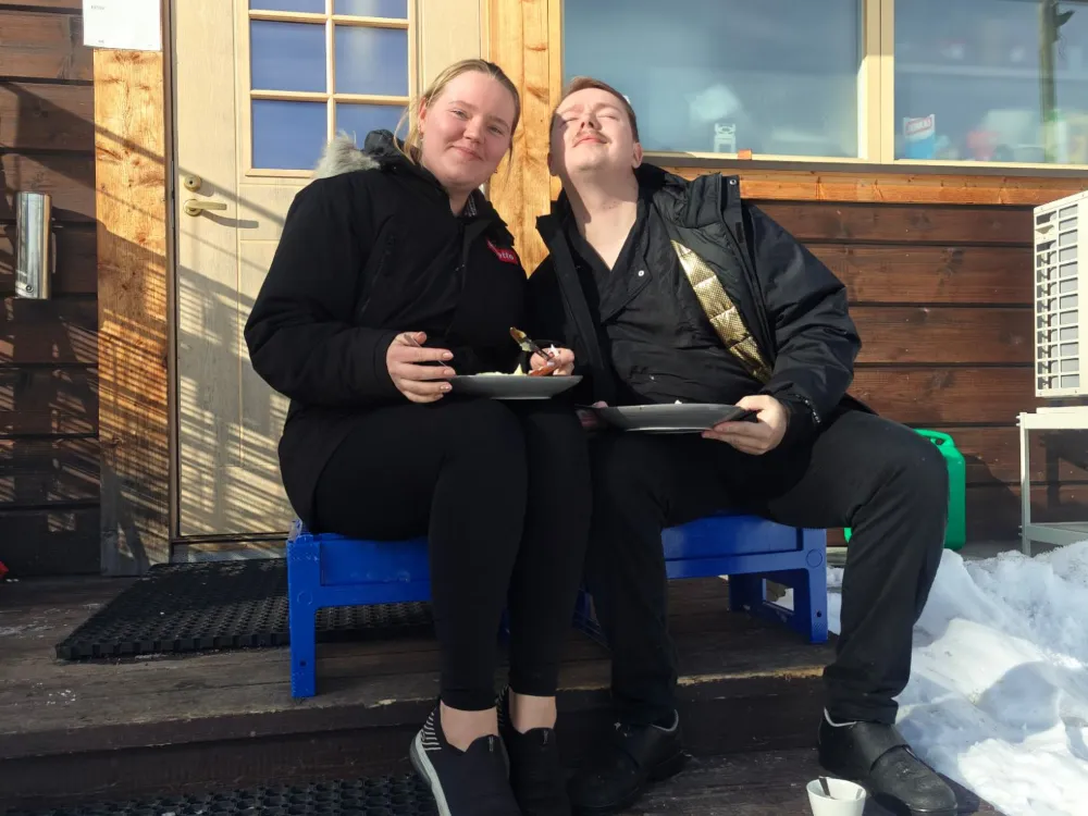Lounasta puumökin portailla talviauringossa